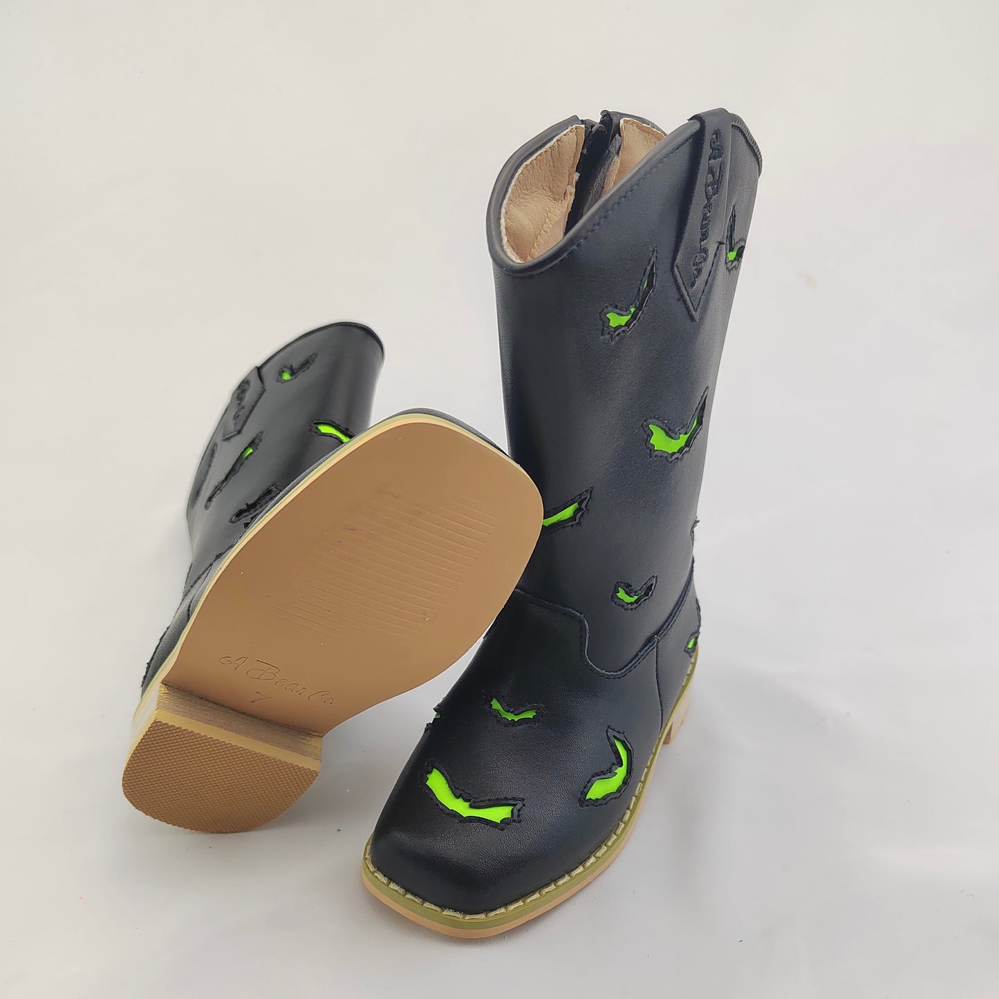 Green GLOW Bats Cowgirls (SIZE 6)