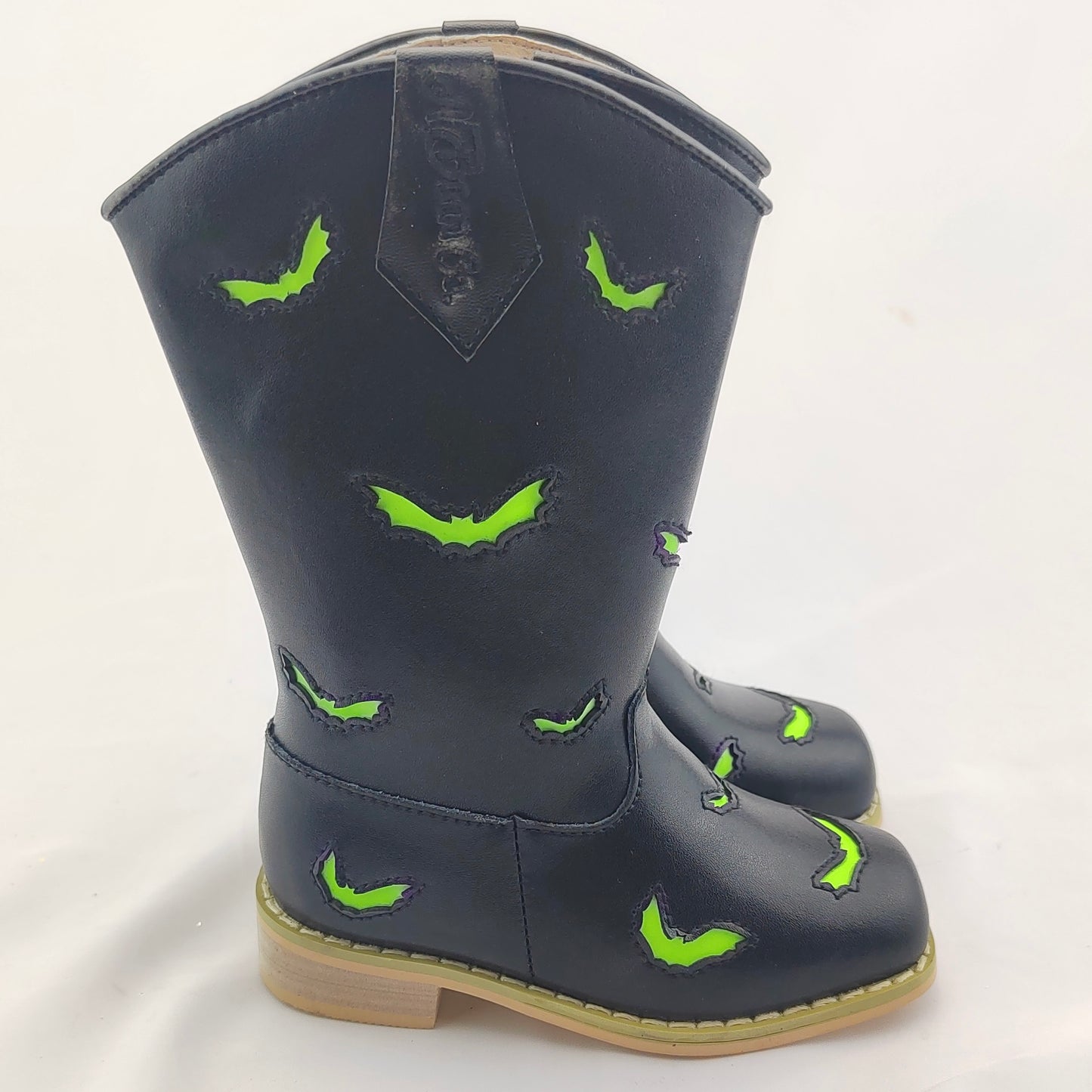 Green GLOW Bats Cowgirls (SIZE 6)