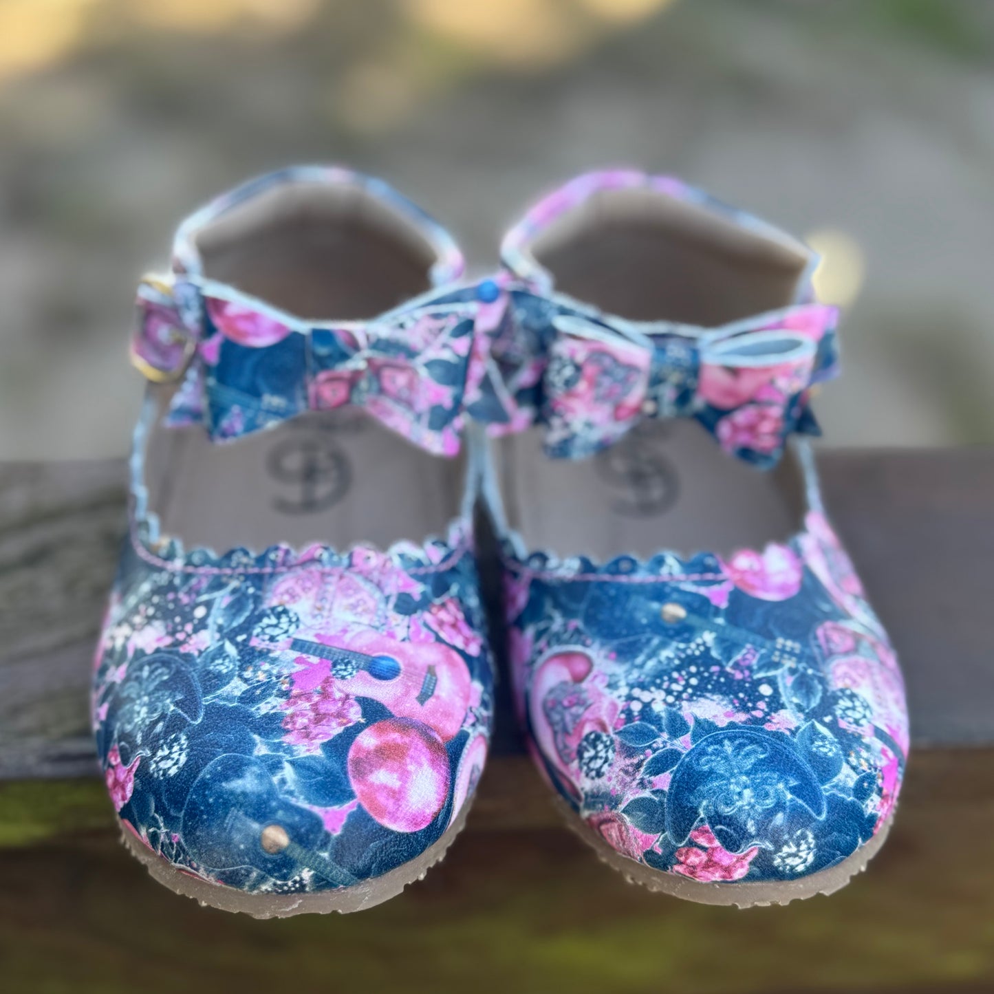 RTS Pink and Black Guitars Liv (SZ 8)